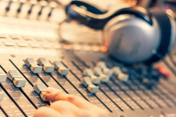 Ingeniero Sonido Masculino Mano Trabajando Consola Mezcla Audio Grabación Edición — Foto de Stock