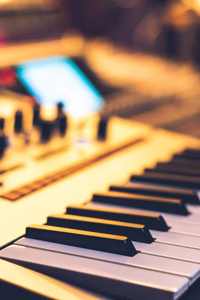 Klaviatur Synthesizer Och Digitalt Ljud Mixerbord — Stockfoto