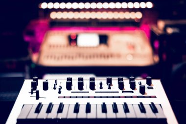 klavye synthesizer kayıt stüdyosu, alan sığ bölümü içinde. müzik arka plan
