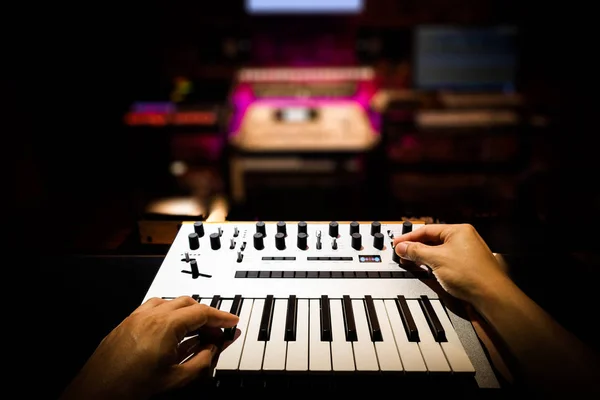 Μουσικός Παραγωγός Συνθέτης Ενορχηστρωτής Χέρια Παίζοντας Πληκτρολόγιο Συνθεσάιζερ Στούντιο Ηχογραφήσεων — Φωτογραφία Αρχείου
