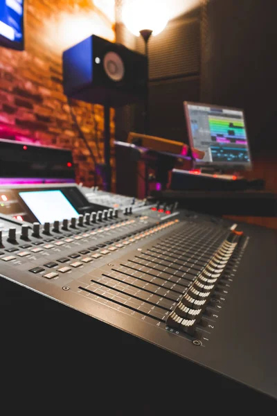 レコーディング スタジオでのデジタル ミキシング コンソール 音楽制作 サウンド エンジニア リングの概念 — ストック写真