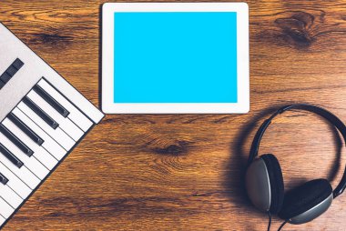 ev stüdyosu, müzik üretimi, şarkı yazma, dijital ses kayıt ekipmanları
