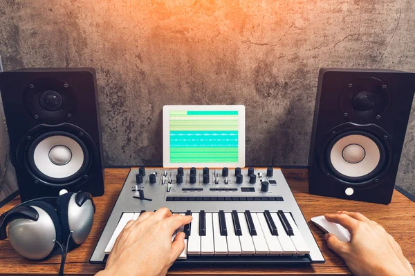 家庭工作室 音乐制作技术概念 男音乐家手玩键盘安排在平板电脑上的歌曲 — 图库照片