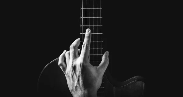 Zwart Wit Mannelijke Muzikant Hand Poseren Gitaar Geïsoleerd Zwart Muziek — Stockfoto