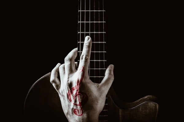 Chave Sol Vermelho Tatuagem Símbolo Música Mão Posando Guitarra Isolado — Fotografia de Stock
