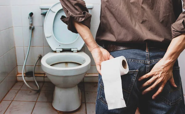 Людина Тримає Рулон Тканини Брудному Туалеті — стокове фото