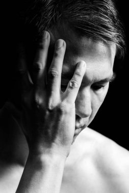 mutsuz asya adam siyah beyaz portre, yakın