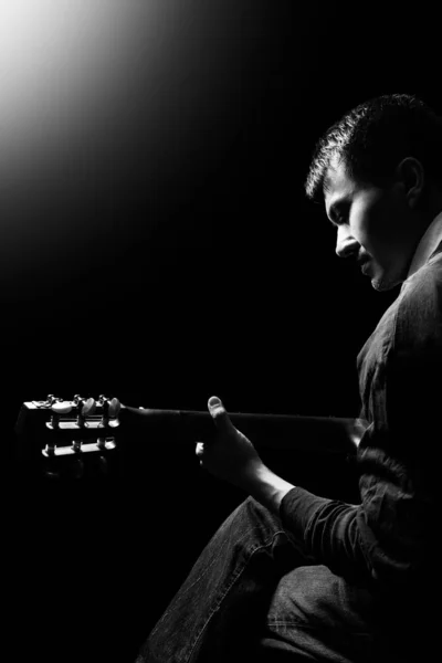 Retrato Blanco Negro Del Músico Asiático Tocando Guitarra Acústica Escenario — Foto de Stock