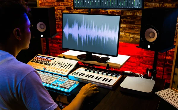 亚洲男性制作人录音 混合声音在电脑在家庭工作室 音乐制作概念 — 图库照片