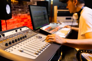 kayıt, yayın, düzenleme stüdyosunda çalışan asyalı erkek profesyonel ses mühendisi