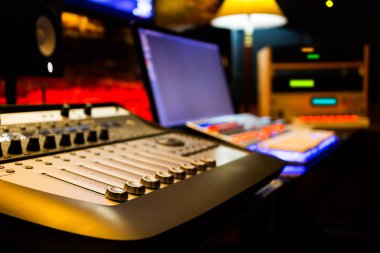 stüdyoda profesyonel kayıt ekipmanları. müzik prodüksiyon konsept arka plan