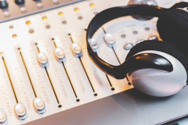 Kulaklık karıştırma konsolunda. müzik konsepti
