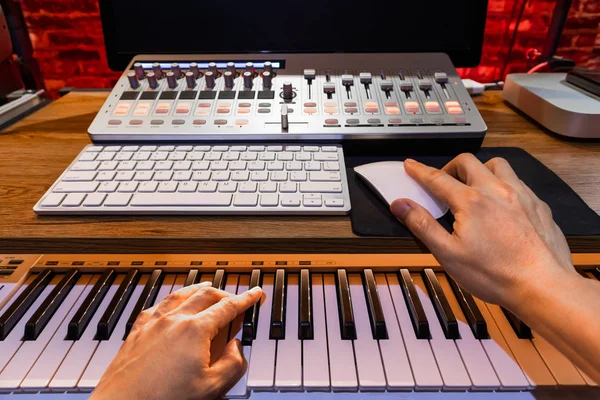 Muzyk Ręce Grając Fortepian Nagrywania Utworu Komputerze Koncepcja Produkcji Muzycznej — Zdjęcie stockowe