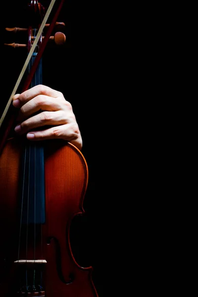 音楽家はヴァイオリンに手を置き 黒で隔離した 音楽の背景 — ストック写真