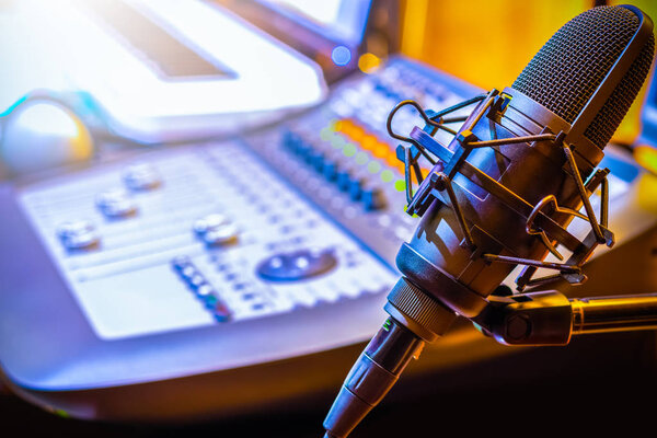 микрофон в радиовещании, студия звукозаписи
