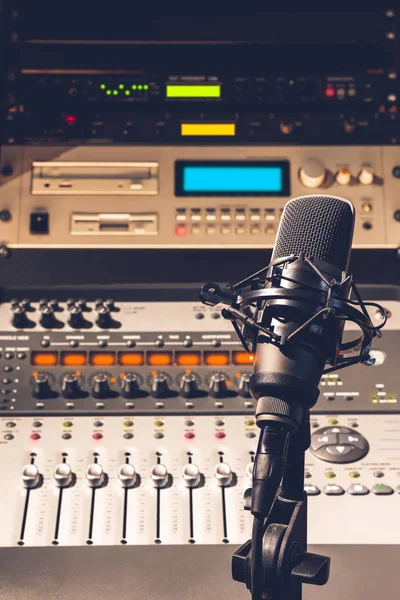 オーディオミキシングコンソールとプロのレコーディングスタジオ機器の背景にコンデンサーマイク — ストック写真