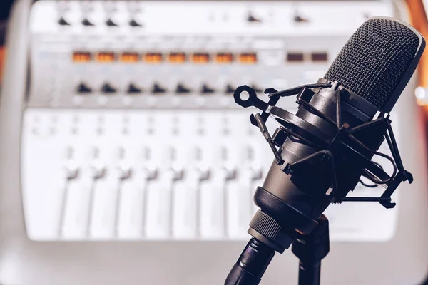 Microfone Condensador Fundo Placa Mistura Áudio — Fotografia de Stock