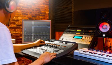 asya ses mühendisi ev kayıt stüdyosunda müzik karıştırma. kayıt, yayın, düzenleme, post prodüksiyon konsepti
