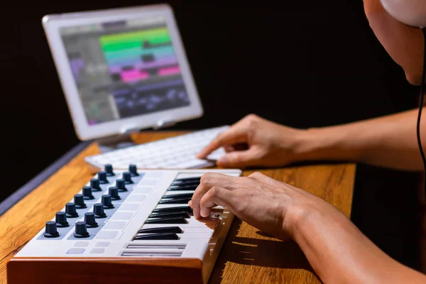 Compositor Masculino Que Arregla Música Teclado Midi Computadora Tableta Estudio —  Fotos de Stock