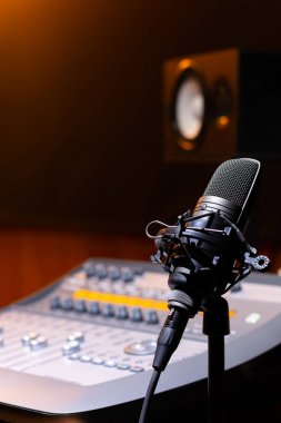 Konsol ve hoparlör monitör arka plan karıştırma mikrofon. kayıt konsepti