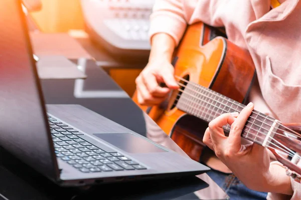 Homem Gosta Aprender Guitarra Online Lição Internet — Fotografia de Stock