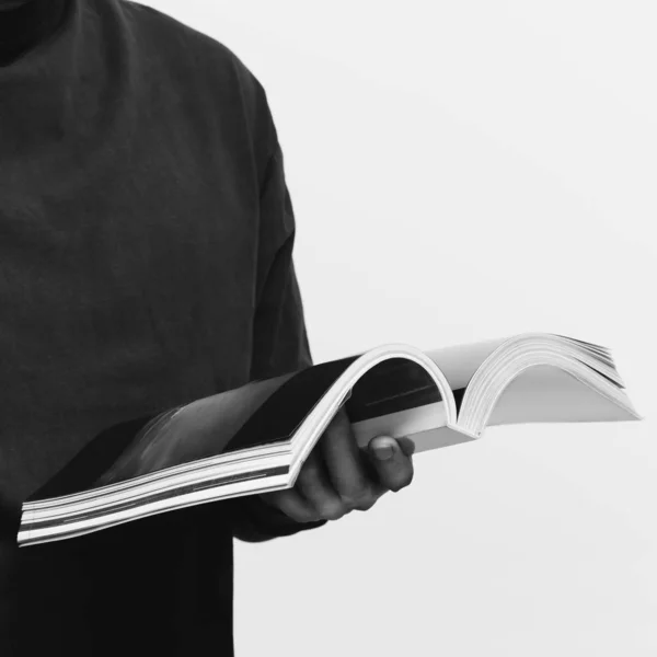 Uomo Shirt Nera Libro Lettura Sfondo Bianco — Foto Stock