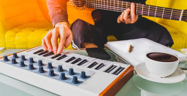 Erkek Şarkı Yazarı Gitar Klavye Çalmak Oturma Odasında Bir Şarkı — Stok fotoğraf