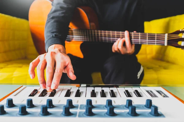 Manlig Låtskrivare Spelar Gitarr Och Keyboard För Att Skapa Melodi — Stockfoto
