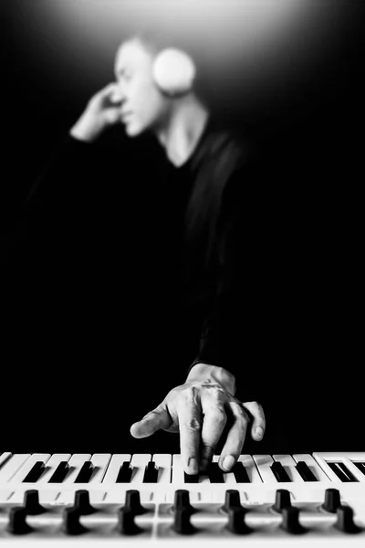 Músico Asiático Masculino Artista Compositor Tocando Sintetizador Teclado Escuchando Música — Foto de Stock