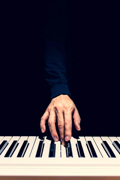 Músico Masculino Tocando Mano Teclas Piano Fondo Música — Foto de Stock