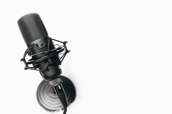 Microfone Condensador Preto Fundo Branco — Fotografia de Stock