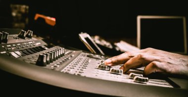 ses mühendisi el kayıt, yayın stüdyosu dijital karıştırma konsolu fader ses seviyesini ayarlama