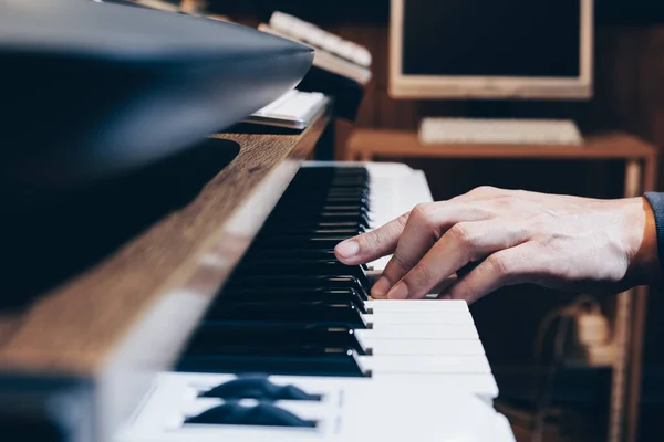 Homme Musicien Arrangeur Producteur Main Jouant Sur Les Touches Piano — Photo