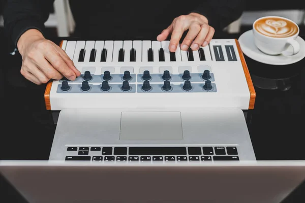 Manlig Musikproducent Arrangera Och Blanda Låt Midi Keyboard Och Bärbar — Stockfoto