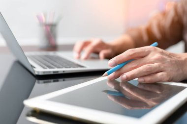 erkek grafik tasarımcısı tablet pc & laptop üzerinde renkli kalemlerle çalışıyor