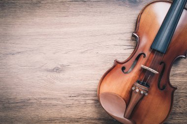 Klasik keman ahşap zeminde. müzik arkaplanı