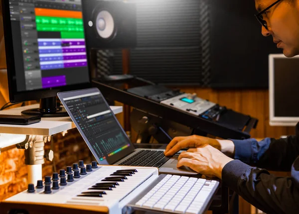 Produtor Masculino Músico Compositor Fazendo Uma Música Estúdio Gravação Casa — Fotografia de Stock