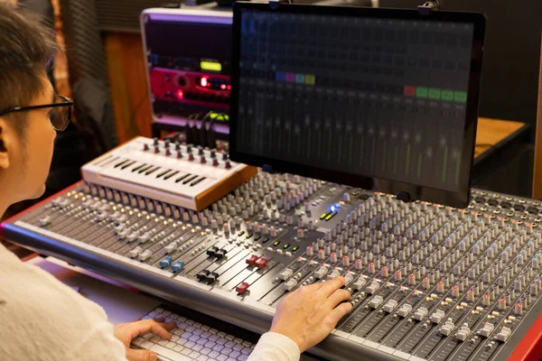 Engenheiro Som Masculino Produtor Compositor Misturando Música Mixer Áudio Estúdio — Fotografia de Stock