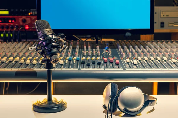 Microfone Condensador Fone Ouvido Estúdio Radiodifusão — Fotografia de Stock
