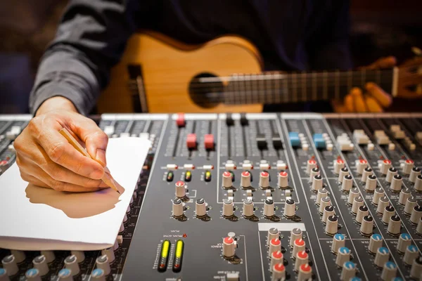 Compositor Masculino Manos Escribiendo Una Canción Libro Blanco Estudio Grabación — Foto de Stock