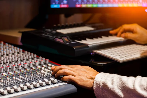 Compositor Mão Ajustando Nível Áudio Console Mistura Enquanto Organiza Música — Fotografia de Stock
