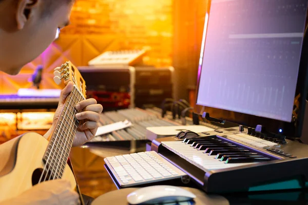 Asiatischer Mann Lernt Akustikgitarrenunterricht Aus Dem Internet Tonstudio — Stockfoto