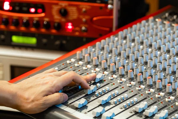 Ingeniero Sonido Ajuste Mano Nivel Audio Consola Mezcla Estudio Radiodifusión — Foto de Stock