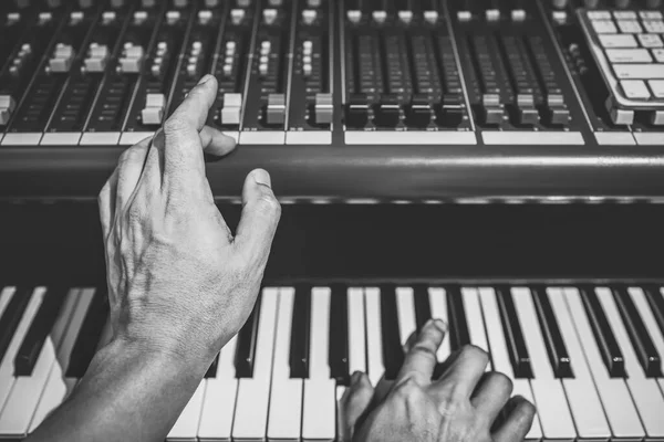 Manos Músico Masculino Tocando Teclas Piano Blanco Negro — Foto de Stock