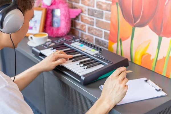 Asiatisk Manlig Låtskrivare Spela Tangentbord Och Skriva Låt Vit Musik — Stockfoto