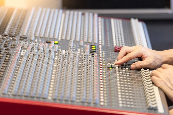 Ingeniero Sonido Profesional Manos Ajustar Señal Entrada Audio Consola Mezcla — Foto de Stock