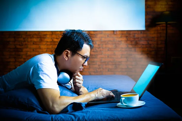 Joven Asiático Hombre Mirando Pantalla Del Ordenador Portátil Dormitorio Por —  Fotos de Stock