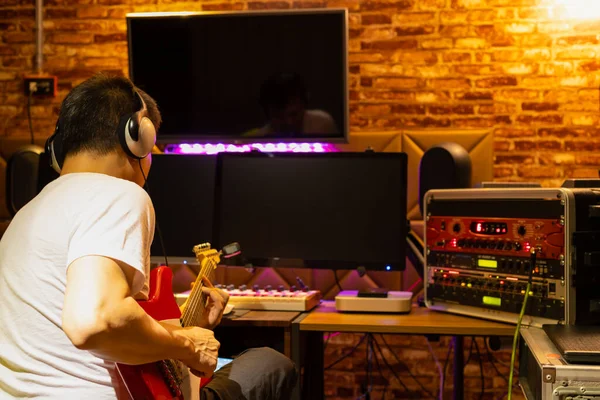 Espalda Músico Masculino Disfrutar Tocando Guitarra Eléctrica Estudio Grabación Casa —  Fotos de Stock