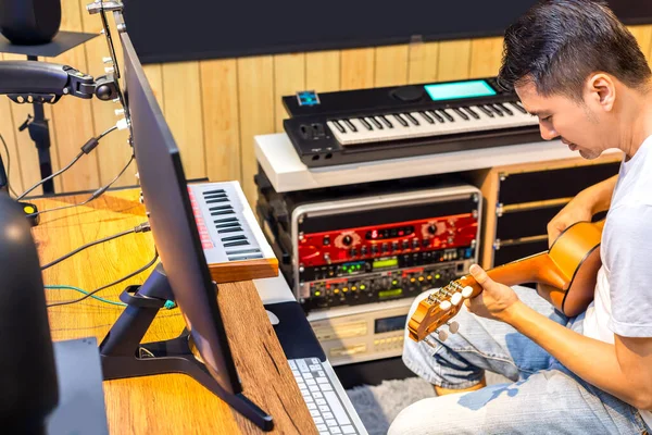 Asiático Músico Masculino Produtor Tocando Gravando Guitarra Estúdio Música Conceito — Fotografia de Stock