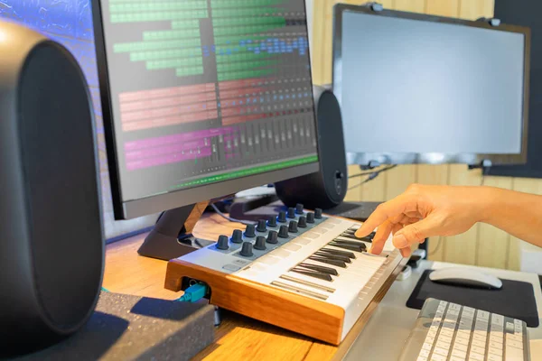 Compositor Masculino Mão Tocando Teclado Para Gravação Midi Faixa Computador — Fotografia de Stock